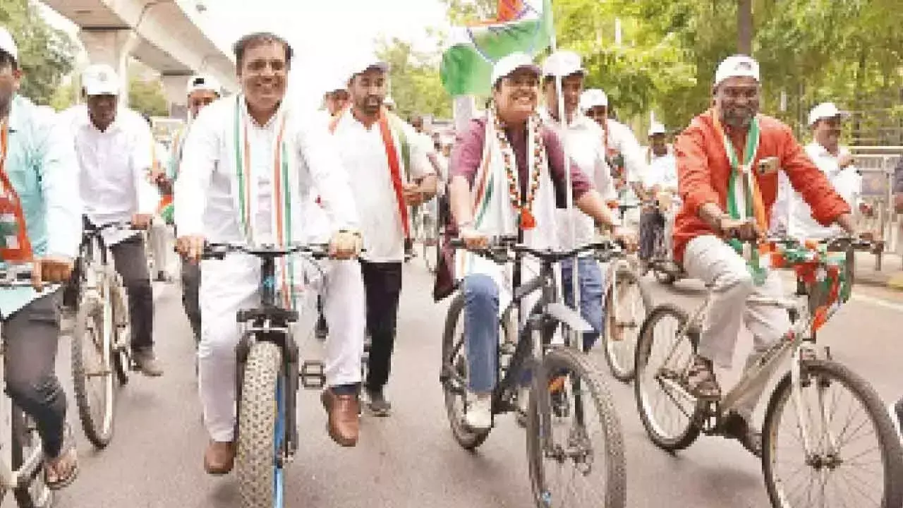 Telangana: कांग्रेस ने युवाओं के बलिदान को याद करते हुए साइकिल रैली निकाली Telangana: कांग्रेस ने युवाओं के बलिदान को याद करते हुए साइकिल रैली निकाली