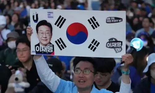 “South Korea राष्ट्रपति चुनाव: एग्जिट पोल में लिबरल उम्मीदवार ली जे-म्यांग को सबसे आगे बताया गया”