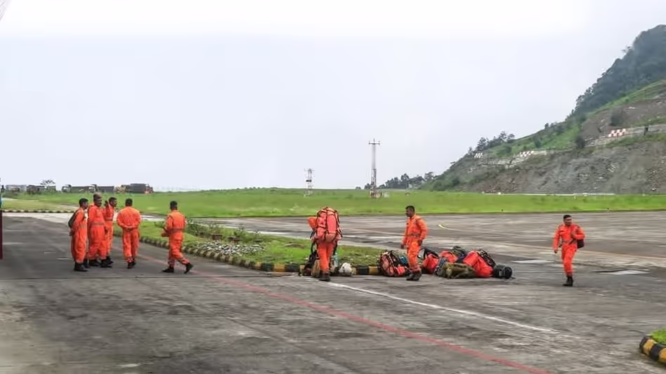 Sikkim में बचाव अभियान तेज चाटेन से 34 लोगों को निकाला गया Sikkim में बचाव अभियान तेज चाटेन से 34 लोगों को निकाला गया