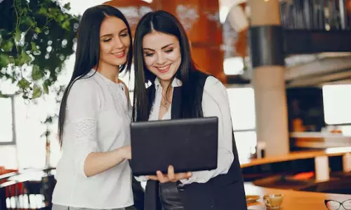 वर्कप्लेस में सिर्फ फॉर्मल रिश्ता, इन 7 वजहों से Bestie बनाना भी है जरूरी वर्कप्लेस में सिर्फ फॉर्मल रिश्ता, इन 7 वजहों से Bestie बनाना भी है जरूरी