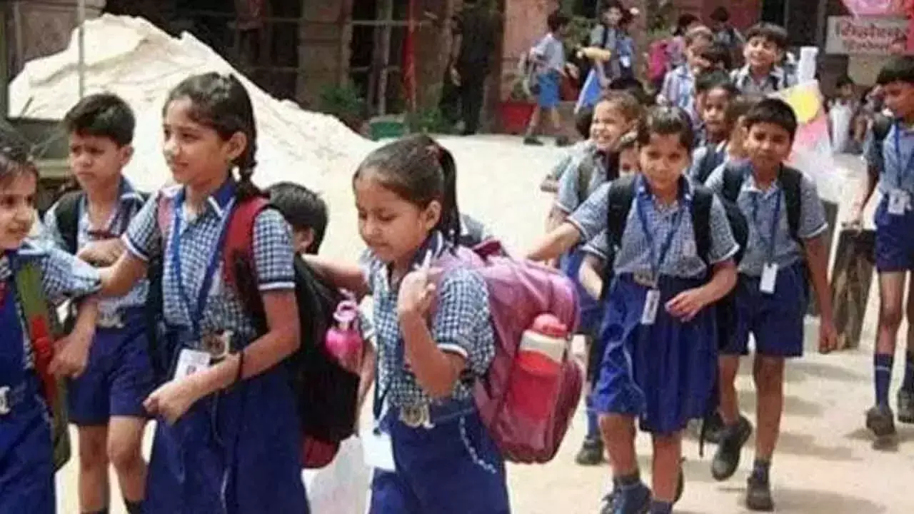 राज्य स्थापना दिवस पर विशेष उपहार: पत्रकारों के बच्चों को निजी स्कूलों में फीस में 100% छूट राज्य स्थापना दिवस पर विशेष उपहार: पत्रकारों के बच्चों को निजी स्कूलों में फीस में 100% छूट