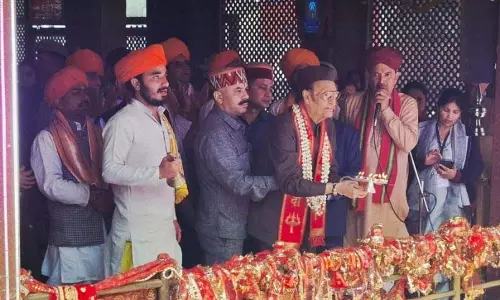 Jammu: डॉ. कर्ण सिंह ने श्रद्धालुओं और पर्यटकों से कश्मीर लौटने का आग्रह किया Jammu: डॉ. कर्ण सिंह ने श्रद्धालुओं और पर्यटकों से कश्मीर लौटने का आग्रह किया