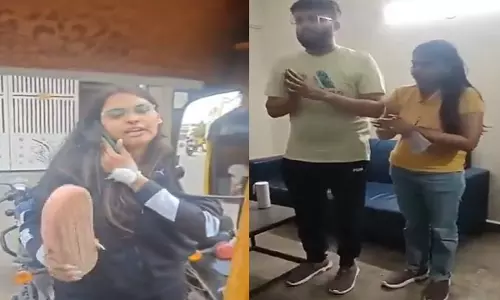 सड़क दुर्घटना को लेकर चप्पल से हमले के बाद महिला ने ऑटो चालक से मांगी माफ़ी सड़क दुर्घटना को लेकर चप्पल से हमले के बाद महिला ने ऑटो चालक से मांगी माफ़ी