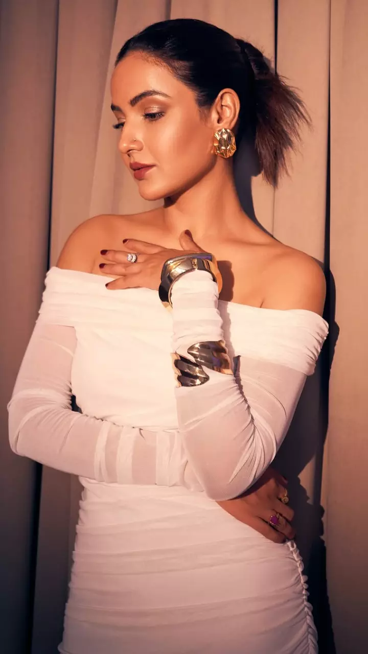 Jasmine Bhasin का कातिलाना अंदाज़ VIRAL
