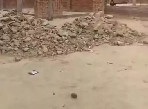 UP News: मिट्टी के ढेर में हैंड ग्रेनेड मिलने से फैली दहशत UP News: मिट्टी के ढेर में हैंड ग्रेनेड मिलने से फैली दहशत