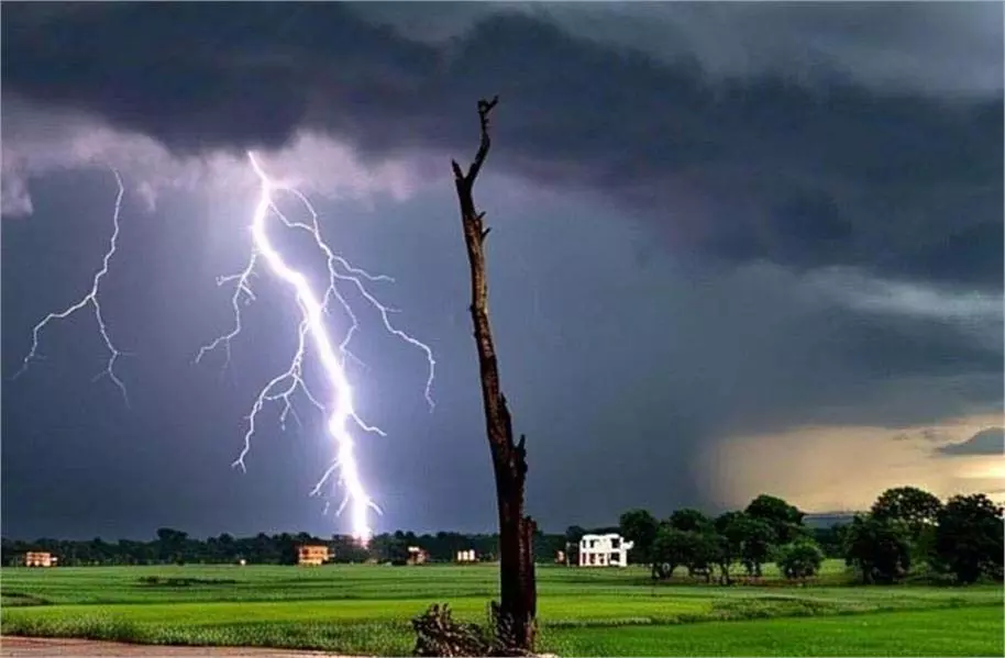 Bihar weather: मौसम ने दिखाया अपना मिजाज,आंधी और वज्रपात की संभावना Bihar weather: मौसम ने दिखाया अपना मिजाज,आंधी और वज्रपात की संभावना