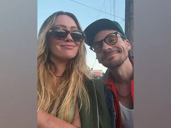 Hilary Duff ने अपने पति मैथ्यू कोमा के जन्मदिन पर दिल को छू लेने वाला पोस्ट शेयर किया Hilary Duff ने अपने पति मैथ्यू कोमा के जन्मदिन पर दिल को छू लेने वाला पोस्ट शेयर किया