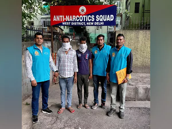 Delhi Police ने 4 किलो से ज़्यादा गांजा के साथ 2 ड्रग तस्करों को गिरफ़्तार किया Delhi Police ने 4 किलो से ज़्यादा गांजा के साथ 2 ड्रग तस्करों को गिरफ़्तार किया
