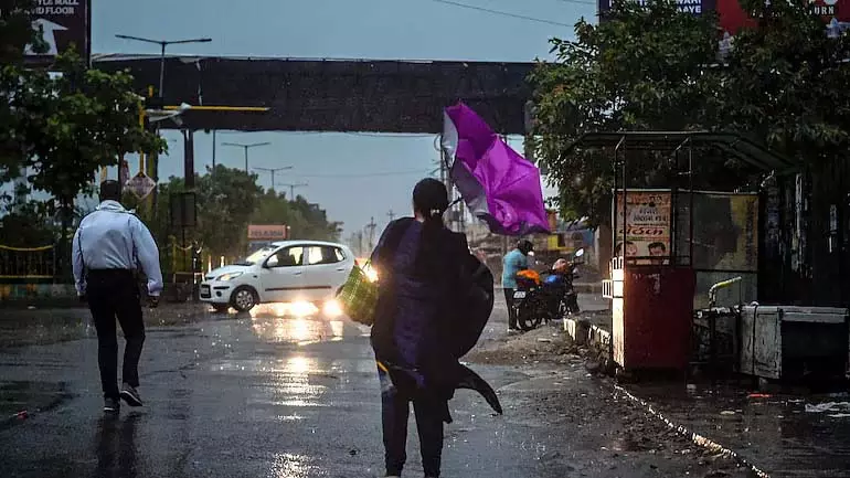 Mumbai : शहर में बादल छाए रहेंगे और बारिश होगी Mumbai : शहर में बादल छाए रहेंगे और बारिश होगी
