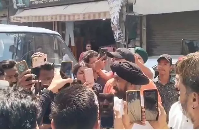 Jalandhar : बाजारों में मची अफरा-तफरी, दुकानदार भागे Jalandhar : बाजारों में मची अफरा-तफरी, दुकानदार भागे