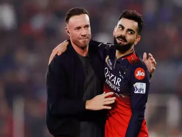 विराट ने आरसीबी की पहली IPL ट्रॉफी को डिविलियर्स और गेल को समर्पित किया विराट ने आरसीबी की पहली IPL ट्रॉफी को डिविलियर्स और गेल को समर्पित किया