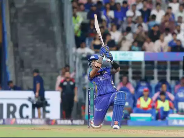 सूर्यकुमार यादव को MVP का खिताब मिला, साई सुदर्शन को सीजन का सर्वश्रेष्ठ उभरते खिलाड़ी चुना गया सूर्यकुमार यादव को MVP का खिताब मिला, साई सुदर्शन को सीजन का सर्वश्रेष्ठ उभरते खिलाड़ी चुना गया