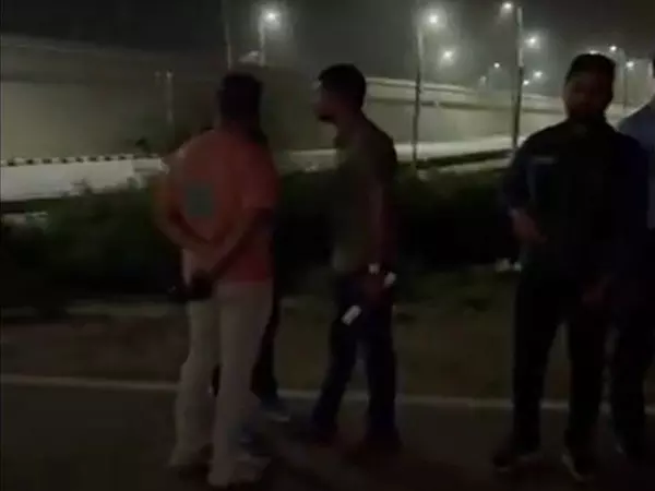 Delhi Police ने बेगमपुर इलाके के पास मुठभेड़ के बाद भाऊ गैंग से जुड़े शूटर को पकड़ा Delhi Police ने बेगमपुर इलाके के पास मुठभेड़ के बाद भाऊ गैंग से जुड़े शूटर को पकड़ा