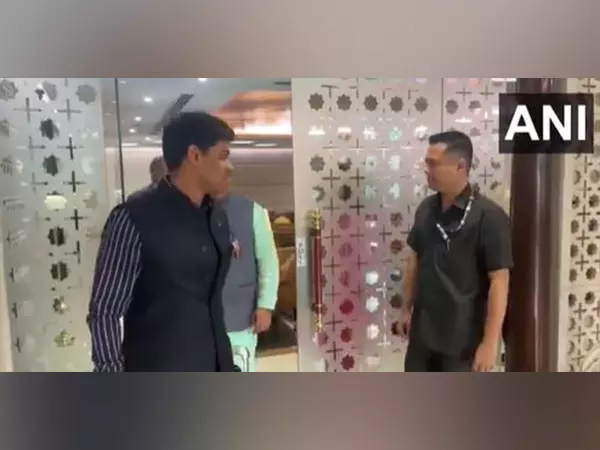 श्रीकांत शिंदे के नेतृत्व में सर्वदलीय प्रतिनिधिमंडल IGI Airport पहुंचा, बहु-देशीय यात्रा संपन्न हुई श्रीकांत शिंदे के नेतृत्व में सर्वदलीय प्रतिनिधिमंडल IGI Airport पहुंचा, बहु-देशीय यात्रा संपन्न हुई