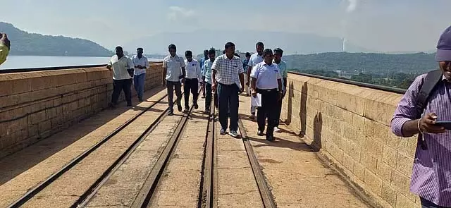 Tamil Nadu : जल संसाधन विभाग के मुख्य अभियंता ने किया मेट्टूर बांध का निरीक्षण Tamil Nadu : जल संसाधन विभाग के मुख्य अभियंता ने किया मेट्टूर बांध का निरीक्षण