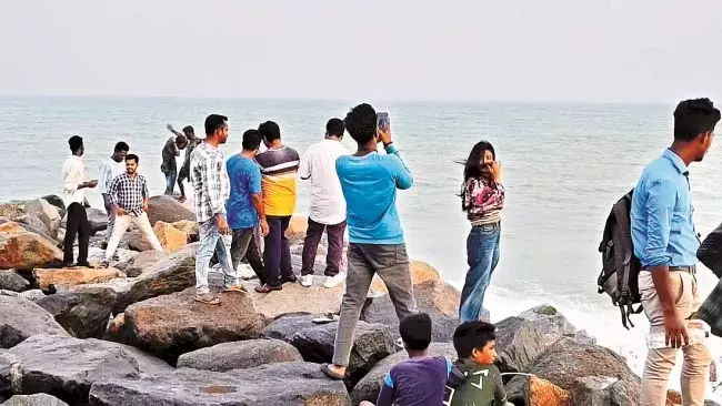 Odisha : गंजम जिले के अर्जीपल्ली में समुद्र तट पर हर दिन सैकड़ों पर्यटक आते Odisha : गंजम जिले के अर्जीपल्ली में समुद्र तट पर हर दिन सैकड़ों पर्यटक आते