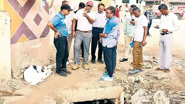 Bengaluru : बारिश के पानी की नालियों में सीवेज डालने पर अपार्टमेंट पर 1 लाख का जुर्माना Bengaluru : बारिश के पानी की नालियों में सीवेज डालने पर अपार्टमेंट पर 1 लाख का जुर्माना