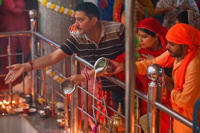 Jammu: वार्षिक उत्सव के लिए खीर भवानी मंदिर में उमड़ी श्रद्धालुओं की भीड़ Jammu: वार्षिक उत्सव के लिए खीर भवानी मंदिर में उमड़ी श्रद्धालुओं की भीड़
