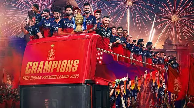 बेंगलुरु में ट्रॉफी के साथ मार्च करते RCB के खिलाड़ी बेंगलुरु में ट्रॉफी के साथ मार्च करते RCB के खिलाड़ी