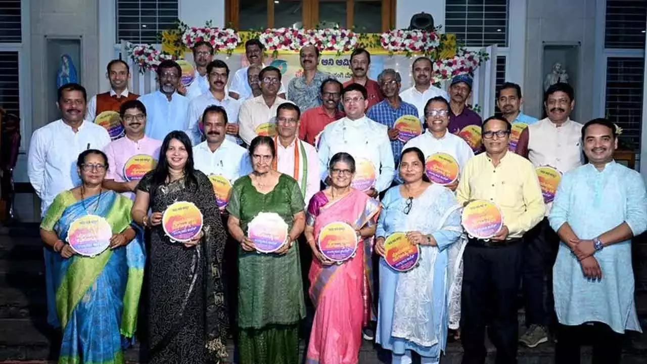 ‘पोएटिका’ ने सुंदर बाजपे में 125 से अधिक Konkani कविताओं का जश्न मनाया ‘पोएटिका’ ने सुंदर बाजपे में 125 से अधिक Konkani कविताओं का जश्न मनाया