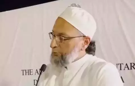 MIM कार्यकर्ताओं ने ओवैसी का हीरो की तरह स्वागत किया MIM कार्यकर्ताओं ने ओवैसी का हीरो की तरह स्वागत किया