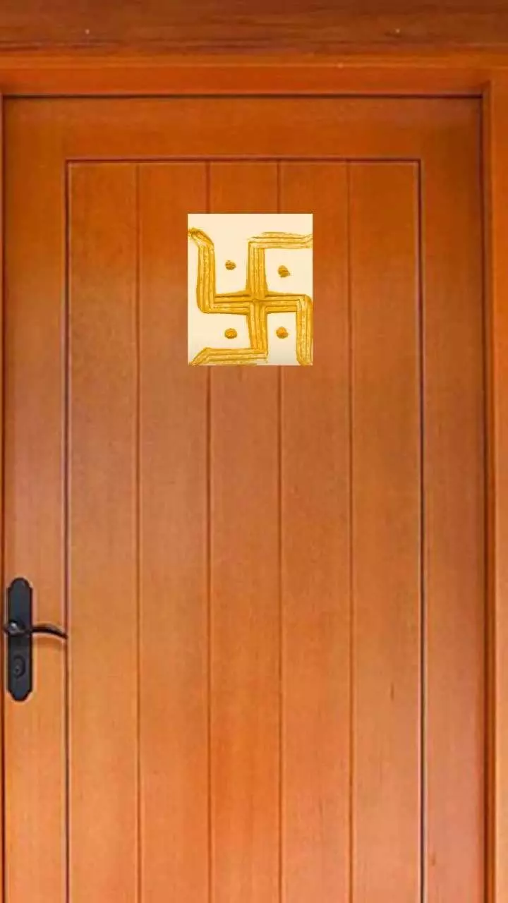 Vastu Tips :घर में हल्दी से बनाएं स्वस्तिक, मिलेगी बुराइयों से सुरक्षा Vastu Tips :घर में हल्दी से बनाएं स्वस्तिक, मिलेगी बुराइयों से सुरक्षा
