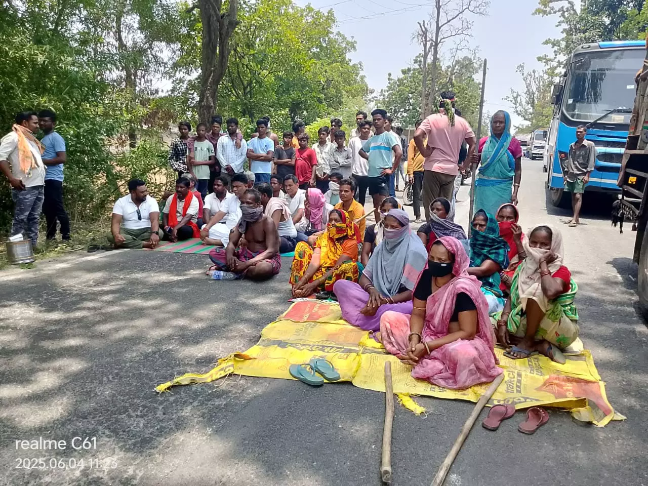 जहरीले रिसाव से कांपा इलाका, सड़क में उतरे ग्रामीण जहरीले रिसाव से कांपा इलाका, सड़क में उतरे ग्रामीण