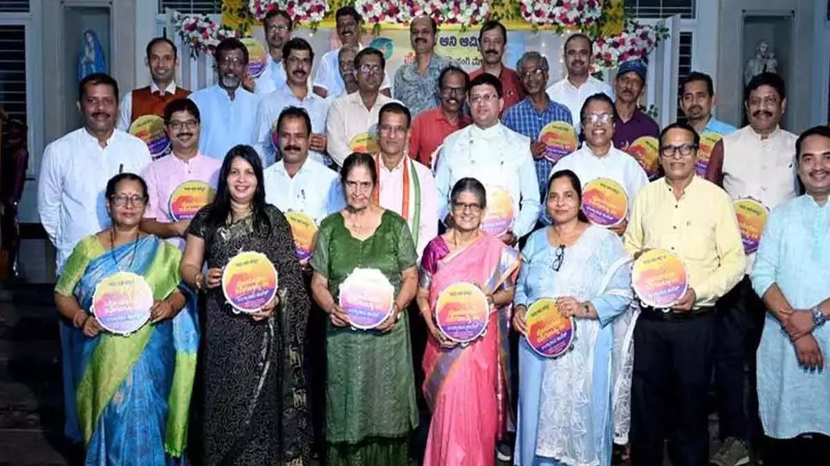 ‘पोएटिका’ ने सुंदर बाजपे में 125 से अधिक कोंकणी कविताओं का जश्न मनाया ‘पोएटिका’ ने सुंदर बाजपे में 125 से अधिक कोंकणी कविताओं का जश्न मनाया