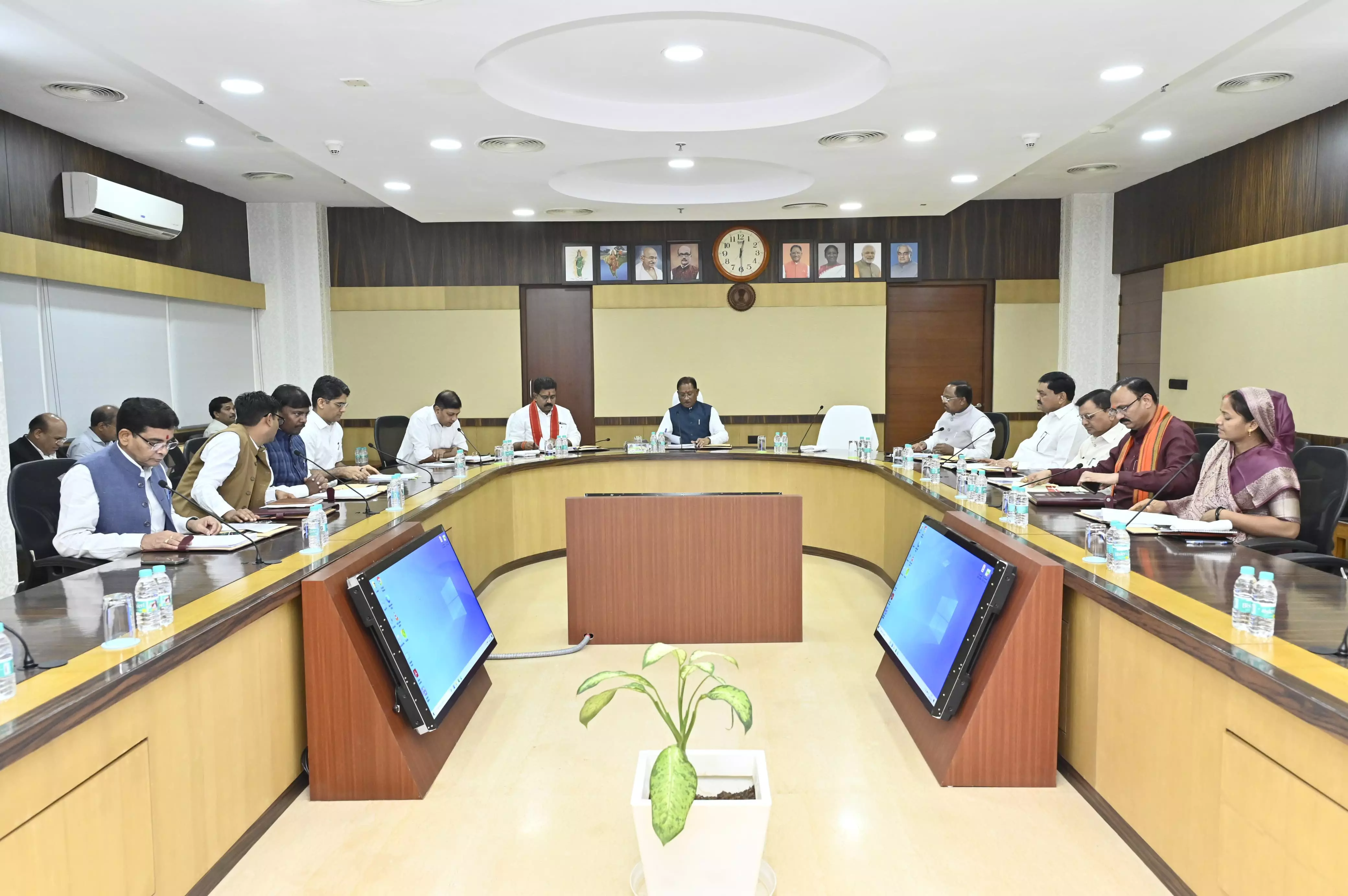 विष्णुदेव साय की अध्यक्षता में कैबिनेट की बैठक शुरू विष्णुदेव साय की अध्यक्षता में कैबिनेट की बैठक शुरू