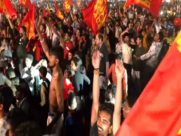 क्रिकेट जगत ने RCB और विराट कोहली को आईपीएल में पहली जीत के बाद बधाई दी क्रिकेट जगत ने RCB और विराट कोहली को आईपीएल में पहली जीत के बाद बधाई दी