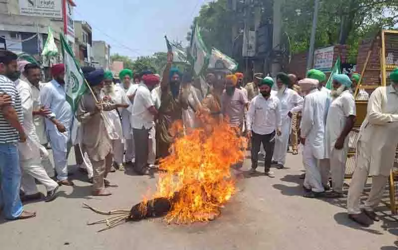 Punjab के किसानों ने भगवंत मान, अरविंद केजरीवाल का पुतला जलाया Punjab के किसानों ने भगवंत मान, अरविंद केजरीवाल का पुतला जलाया