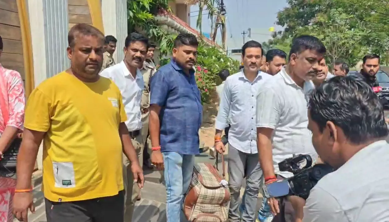 हिस्ट्रीशीटर रोहित तोमर के घर से पिस्टल, कारतूस और कैश बरामद हिस्ट्रीशीटर रोहित तोमर के घर से पिस्टल, कारतूस और कैश बरामद