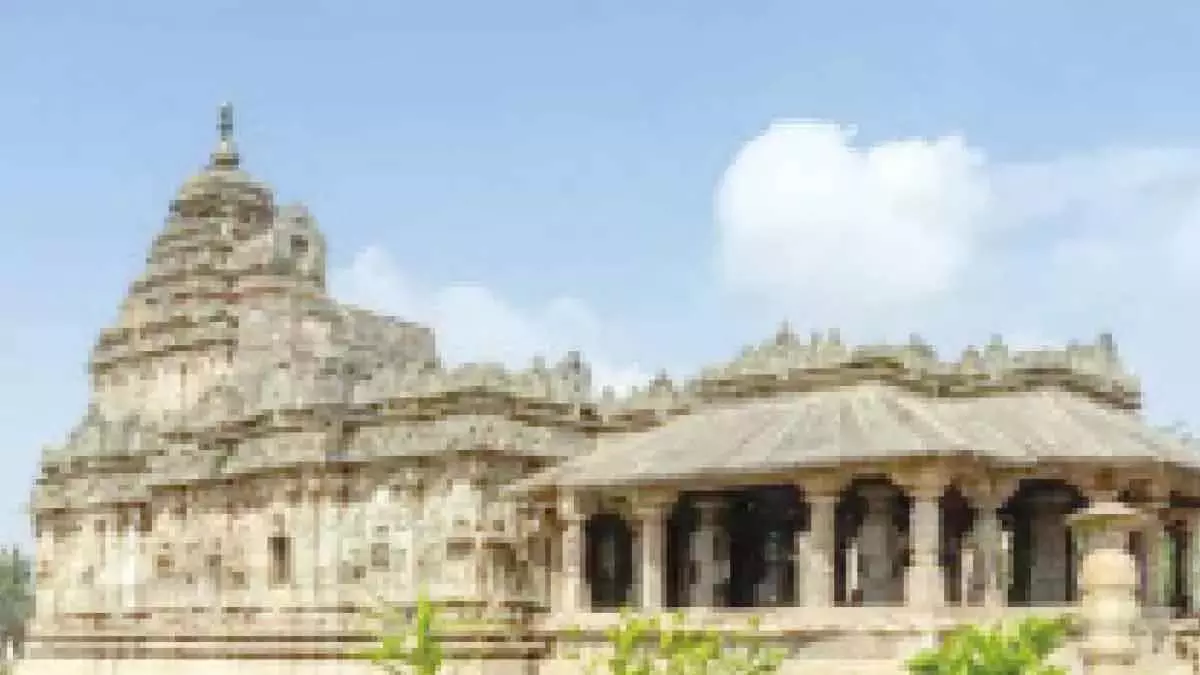लकुंडी मंदिर में पुरातत्व खुदाई शुरू हुई लकुंडी मंदिर में पुरातत्व खुदाई शुरू हुई