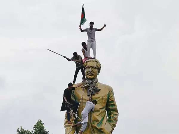 Bangladesh की अंतरिम सरकार ने शेख मुजीब की स्वतंत्रता सेनानियों की मान्यता रद्द की Bangladesh की अंतरिम सरकार ने शेख मुजीब की स्वतंत्रता सेनानियों की मान्यता रद्द की