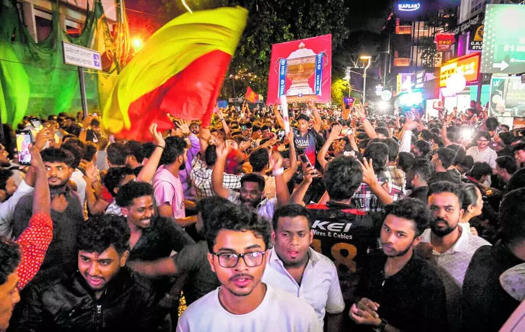 RCB की जीत: बेंगलुरु में जश्न RCB की जीत: बेंगलुरु में जश्न