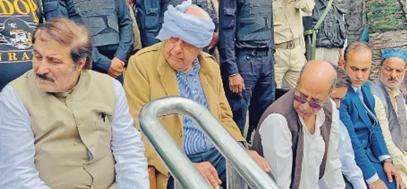 डॉ. फारूक अब्दुल्ला ने खानकाह-ए-मौला दरगाह का दौरा किया डॉ. फारूक अब्दुल्ला ने खानकाह-ए-मौला दरगाह का दौरा किया