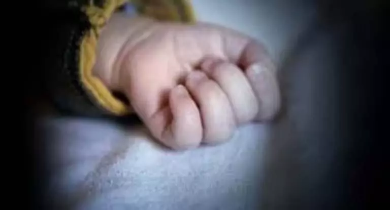 Odisha: नशे में धुत 22 वर्षीय व्यक्ति ने अपनी नवजात बेटी को सड़क पर पटक-पटक कर मार डाला Odisha: नशे में धुत 22 वर्षीय व्यक्ति ने अपनी नवजात बेटी को सड़क पर पटक-पटक कर मार डाला