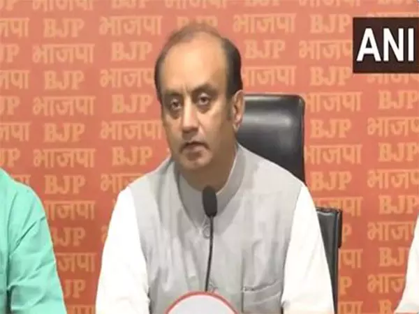 BJP के सुधांशु त्रिवेदी ने राहुल गांधी के आत्मसमर्पण वाले बयान की आलोचना की BJP के सुधांशु त्रिवेदी ने राहुल गांधी के आत्मसमर्पण वाले बयान की आलोचना की