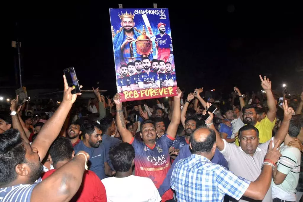 RCB की ट्रॉफी: हुबली में प्रशंसकों ने मनाया जश्न RCB की ट्रॉफी: हुबली में प्रशंसकों ने मनाया जश्न