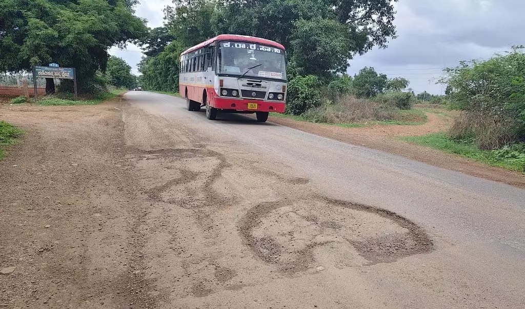 Harapanahalli : राज्य राजमार्गों पर गड्ढे Harapanahalli : राज्य राजमार्गों पर गड्ढे