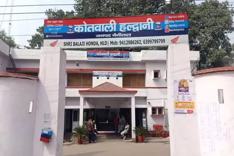 Haldwani: शराबी पर्यटकों का उत्पात, पुलिस ने थाने में बिठाया Haldwani: शराबी पर्यटकों का उत्पात, पुलिस ने थाने में बिठाया