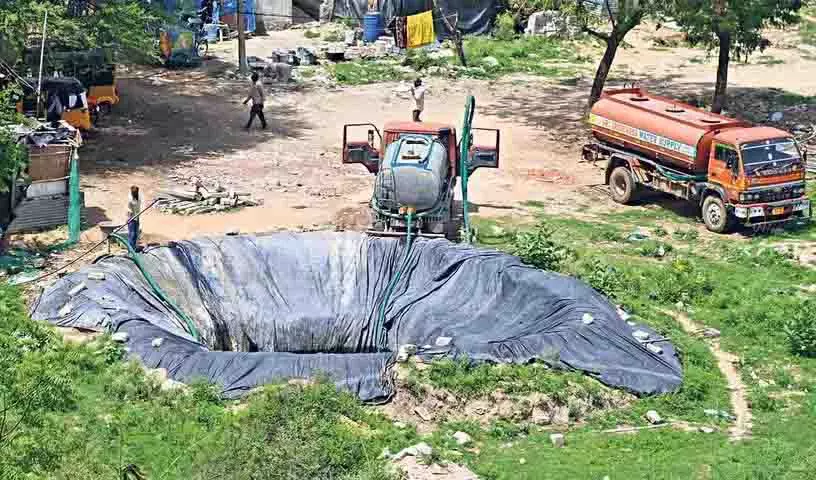 Hyderabad: निजी जल टैंकर माफिया भूजल का दोहन कर रहे, सरकारी एजेंसियां मूकदर्शक बनी हुई Hyderabad: निजी जल टैंकर माफिया भूजल का दोहन कर रहे, सरकारी एजेंसियां मूकदर्शक बनी हुई