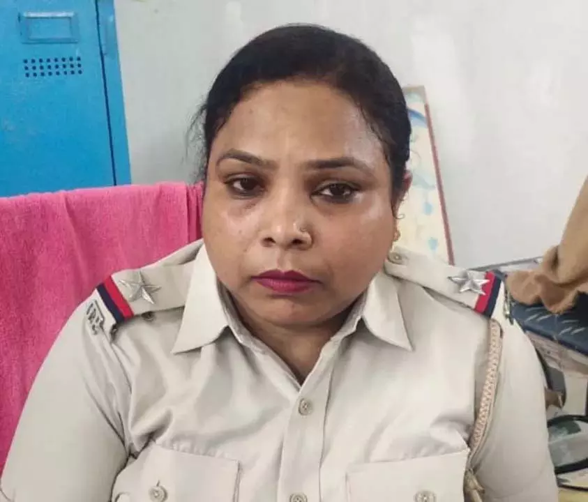बरहामपुर में 10,000 रुपये की रिश्वत लेते महिला ASI गिरफ्तार बरहामपुर में 10,000 रुपये की रिश्वत लेते महिला ASI गिरफ्तार