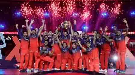 RCB की जीत पर कर्नाटक में खुशी का माहौल, बधाइयों का तांता RCB की जीत पर कर्नाटक में खुशी का माहौल, बधाइयों का तांता