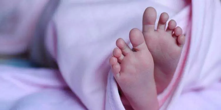 एक व्यक्ति ने नवजात बेटी को फेंककर मार डाला एक व्यक्ति ने नवजात बेटी को फेंककर मार डाला