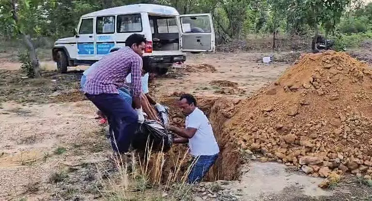 Odisha: अंतरजातीय विवाह को लेकर भाई ने की हत्या, परिजनों ने अंतिम संस्कार से किया इनकार Odisha: अंतरजातीय विवाह को लेकर भाई ने की हत्या, परिजनों ने अंतिम संस्कार से किया इनकार