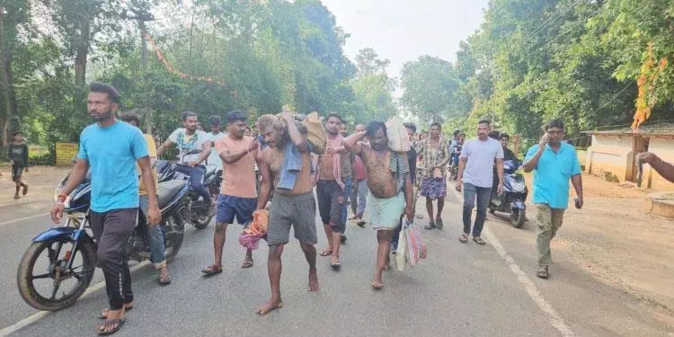गौमांस व्यापारियों पर गोबर पोतकर गांव में घुमाया गया गौमांस व्यापारियों पर गोबर पोतकर गांव में घुमाया गया