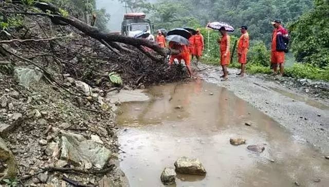 सिक्किम बाढ़: सेना ने फंसे 113 पर्यटकों के लिए पैदल मार्ग बनाया सिक्किम बाढ़: सेना ने फंसे 113 पर्यटकों के लिए पैदल मार्ग बनाया