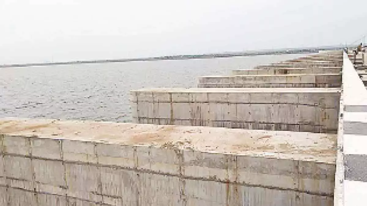 गोदावरी नदी में भारी बाढ़ के कारण मेडिगड्डा में परीक्षण पर लग गई है रोक गोदावरी नदी में भारी बाढ़ के कारण मेडिगड्डा में परीक्षण पर लग गई है रोक