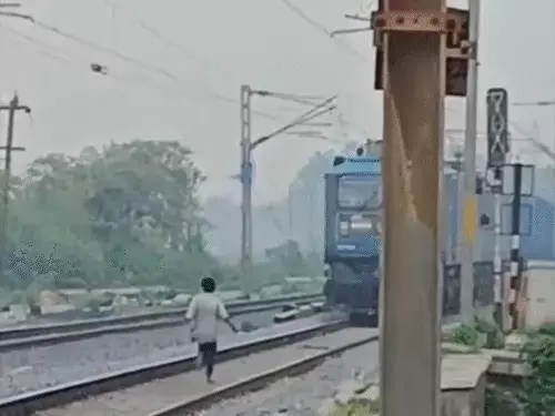 पटरी में दौड़ रही ट्रेन के सामने रीलबाजी, युवक का वीडियो वायरल पटरी में दौड़ रही ट्रेन के सामने रीलबाजी, युवक का वीडियो वायरल